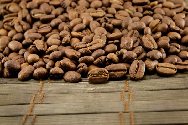 Granos de café sobre tabla de madera vintage —  Fotos de Stock