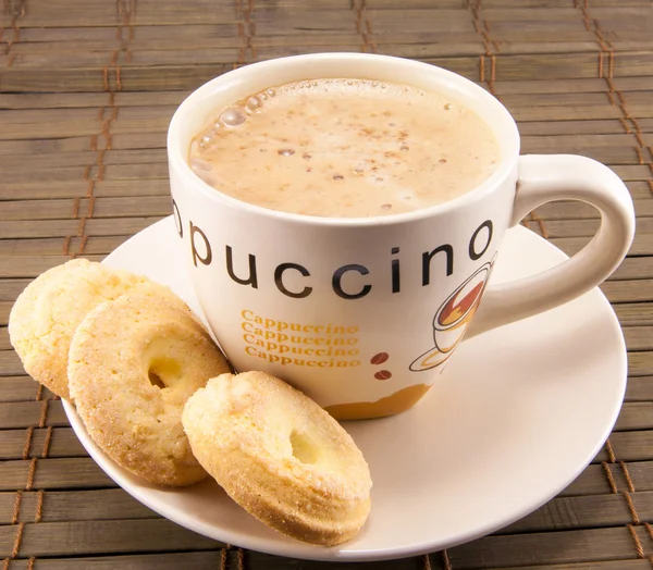 Kopje cappuccino en cookies — Stockfoto