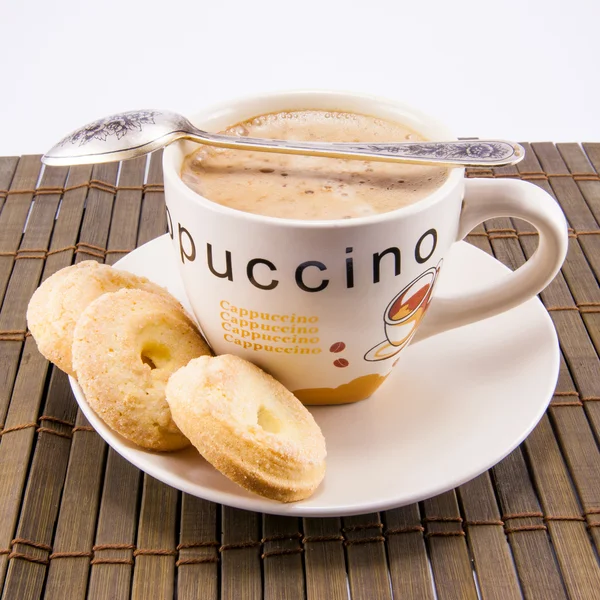 Kopje cappuccino en cookies — Stockfoto