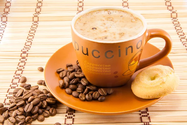 Kopje cappuccino en cookies — Stockfoto