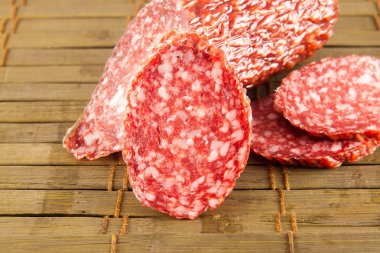 vintage bir arka plan üzerinde izole salam