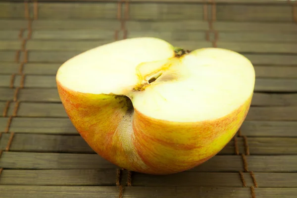 Manzana en suelo de madera viejo — Foto de Stock