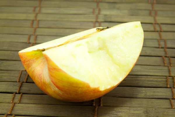 Manzana en suelo de madera viejo — Foto de Stock