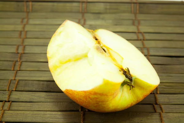 Manzana en suelo de madera viejo — Foto de Stock