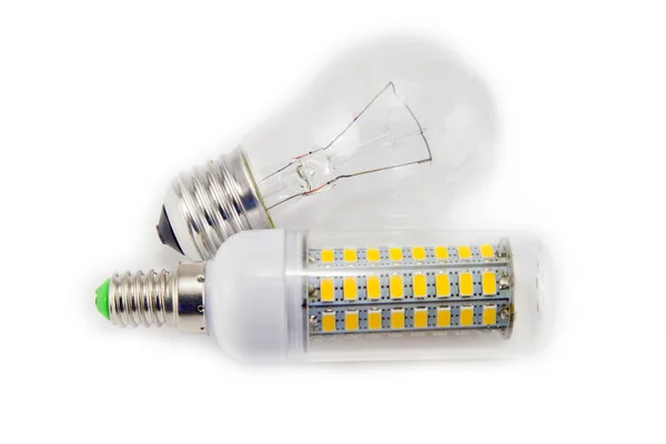 Glühbirne und LED-Lampe isoliert auf weiß — Stockfoto