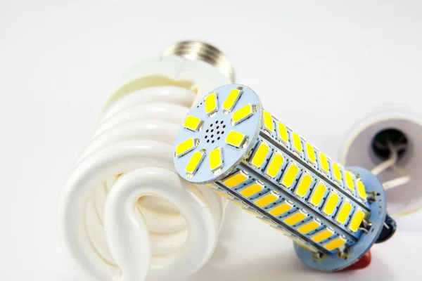 Floresan ve ışık beyaz arka plan üzerinde izole ampul Led
