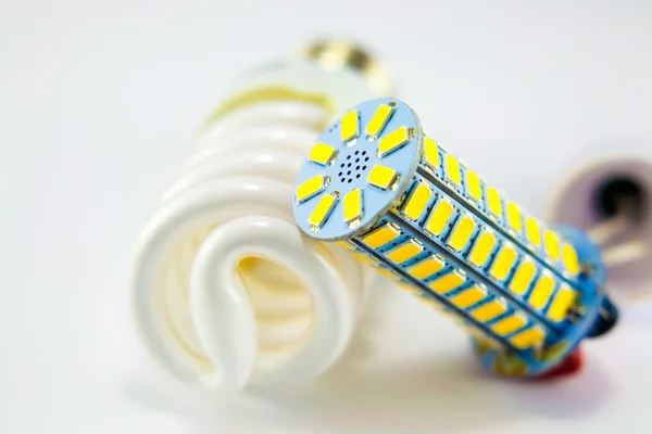 Floresan ve ışık beyaz arka plan üzerinde izole ampul Led