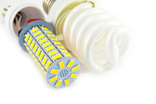 Floresan ve ışık beyaz arka plan üzerinde izole ampul Led
