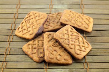 Antika arka plan üzerinde izole lezzetli ve taze kurabiye.