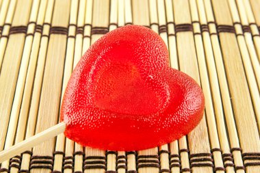 Sevgililer günü kavramı - lolly pop ahşap arka plan, kopya alanı üzerinde kalp şeklinde