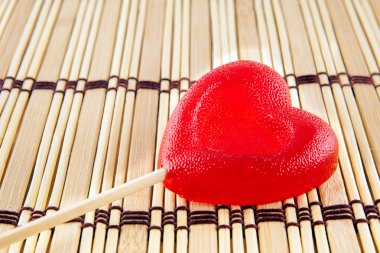 Sevgililer günü kavramı - lolly pop ahşap arka plan, kopya alanı üzerinde kalp şeklinde