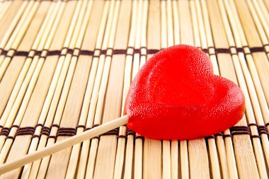 Sevgililer günü kavramı - lolly pop ahşap arka plan, kopya alanı üzerinde kalp şeklinde