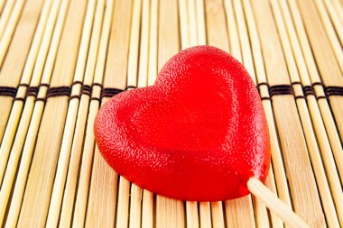 Sevgililer günü kavramı - lolly pop ahşap arka plan, kopya alanı üzerinde kalp şeklinde