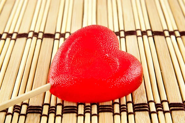 Sevgililer günü kavramı - lolly pop ahşap arka plan, kopya alanı üzerinde kalp şeklinde