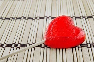 Sevgililer günü kavramı - lolly pop ahşap arka plan, kopya alanı üzerinde kalp şeklinde