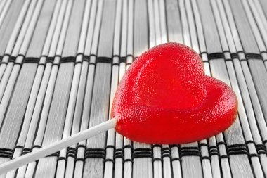 Sevgililer günü kavramı - lolly pop ahşap arka plan, kopya alanı üzerinde kalp şeklinde