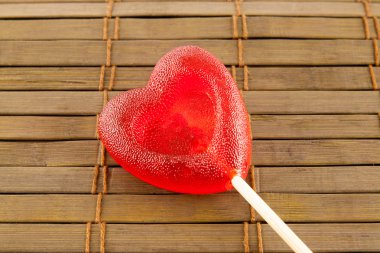 Sevgililer günü kavramı - lolly pop ahşap arka plan üzerinde kalp şeklinde