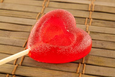 Sevgililer günü kavramı - lolly pop ahşap arka plan üzerinde kalp şeklinde