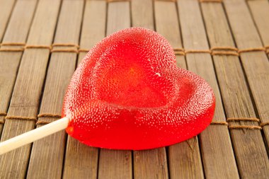 Sevgililer günü kavramı - lolly pop ahşap arka plan üzerinde kalp şeklinde
