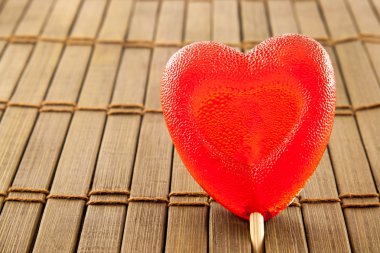 Sevgililer günü kavramı - lolly pop ahşap arka plan üzerinde kalp şeklinde