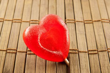 Sevgililer günü kavramı - lolly pop ahşap arka plan üzerinde kalp şeklinde