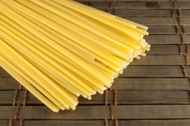 ahşap masa arka planda spagetti avuç