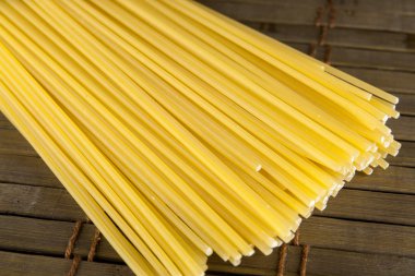 ahşap masa arka planda spagetti avuç