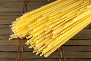 ahşap masa arka planda spagetti avuç