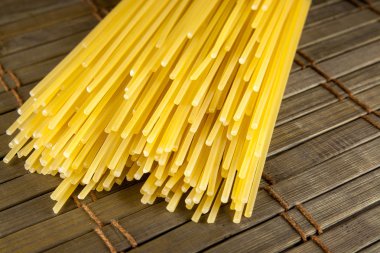 ahşap masa arka planda spagetti avuç