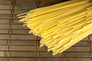 ahşap masa arka planda spagetti avuç