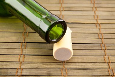 mantar ile boş bir şarap şişesi