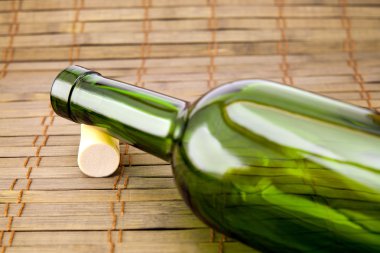 mantar ile boş bir şarap şişesi