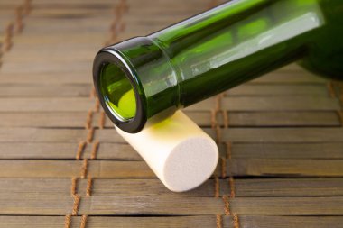 mantar ile boş bir şarap şişesi