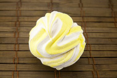 Zephyr ahşap arka plan üzerinde