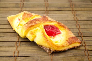 ahşap zemin üzerine lezzetli pasta