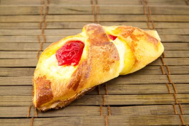 Ahşap arka plan üzerinde lezzetli ve taze kurabiye