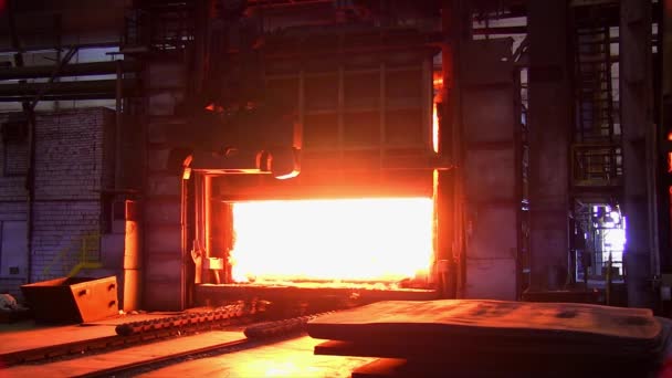 熱い金属は鋼鉄の炉から出てくる — ストック動画