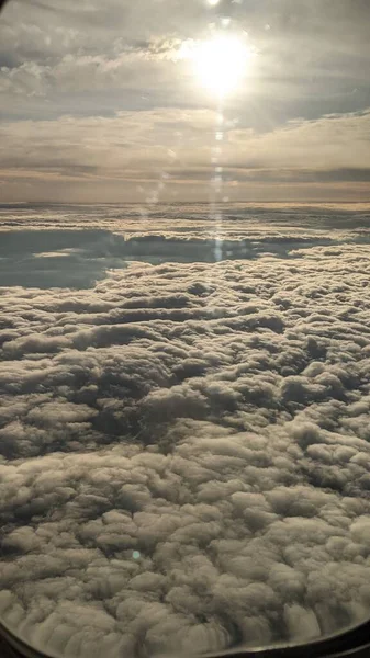 Langit Melalui Jendela Pesawat — Stok Foto