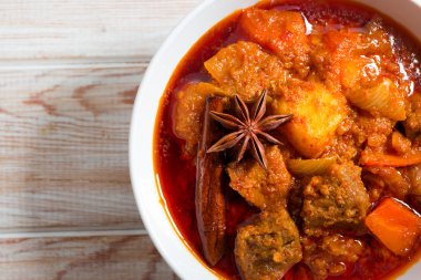 Biftek massaman sosu ile kırmızı haşlanmış pirinç yemek