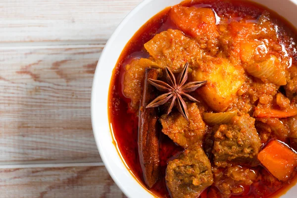 Carne de res masajista de curry comer con arroz rojo al vapor — Foto de Stock