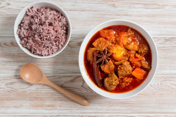 Biftek massaman sosu ile kırmızı haşlanmış pirinç yemek