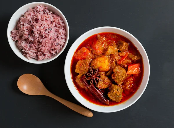 Jeść wołowiny massaman curry z czerwonego ryżu na parze — Zdjęcie stockowe