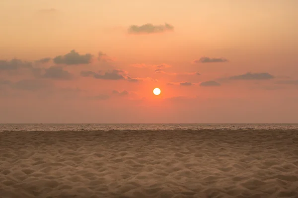Sabbia e spiaggia con tramonto in Phuket Thailandia — Foto Stock