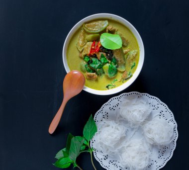 Yeşil köri domuz ile Tayland pirinç vermicell