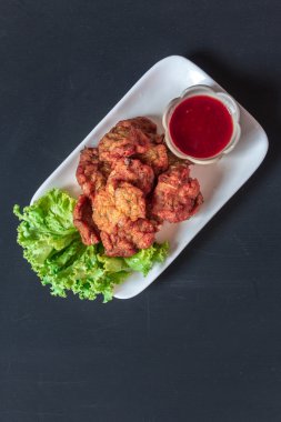 Tay gıda balık köftesi, üst siyah arka plan üzerine görüntülemek