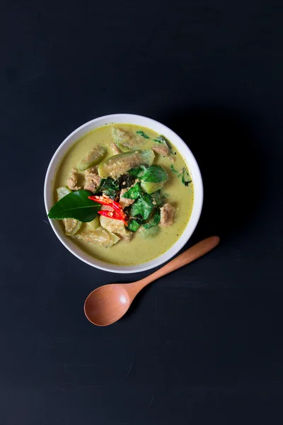 Thailändska pork grön curry ovanifrån på svart bak — Stockfoto