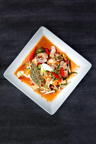 Salada de mamão verde (Som tum Thai) com frutos do mar, vista superior — Fotografia de Stock