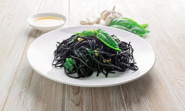 黒オリーブ オイルとニンニクのスパゲッティ — ストック写真