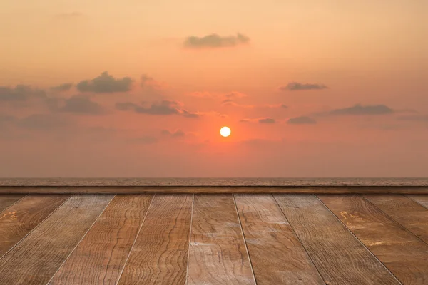 木地板与落日的天空为背景 — 图库照片