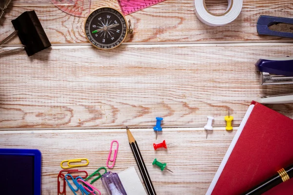 Ansicht von Bürobedarf auf Holztisch — Stockfoto